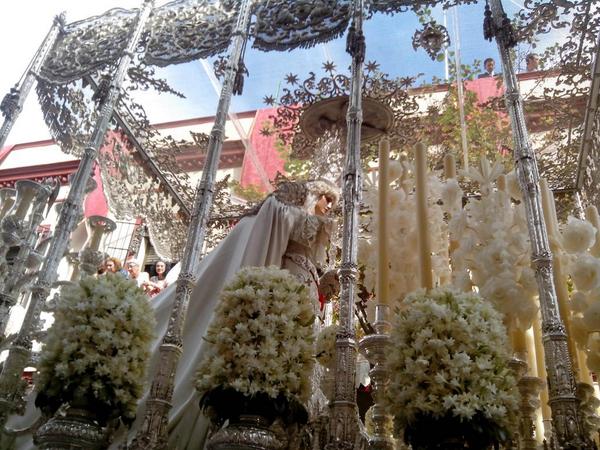 Compasdepasion's tweet photo. Que elegante y guapa vas reina http://t.co/mugwzw6Rjw