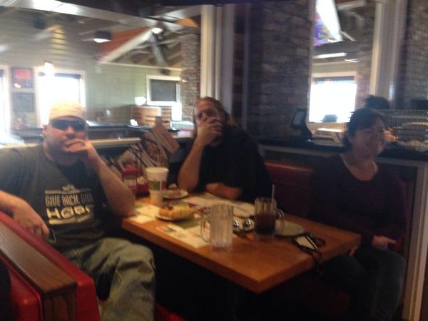 Chilijess's tweet photo. What's fresh at chilis shreveport? My team early in the morning.@Finnon12 #todayschilis http://t.co/INQ4BEWlNZ