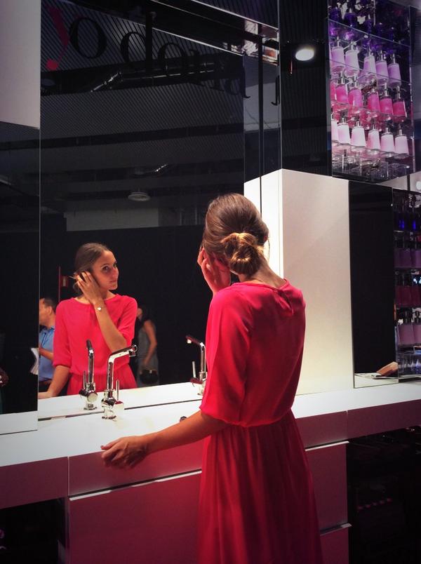 yo_dona's tweet photo. Pocas se resisten a retocarse en nuestro 'tocador'. #IKEAconYoDona en #MBFWM http://t.co/yPR9OdrqMq http://t.co/AcxrTE46bq