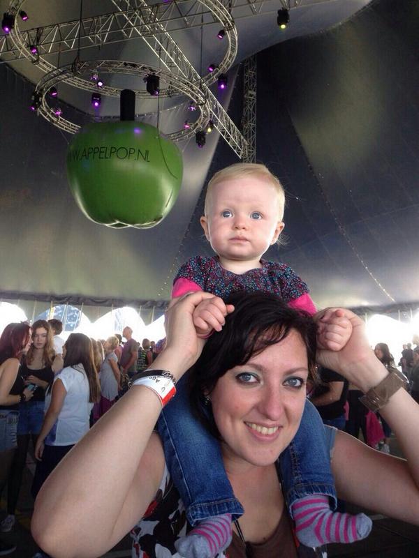 NannyRoelen's tweet image. Jong geleerd, ......  Elisha, dochter van collega Hugo heeft t naar haar zin bij @DotanMusic  @appelpop