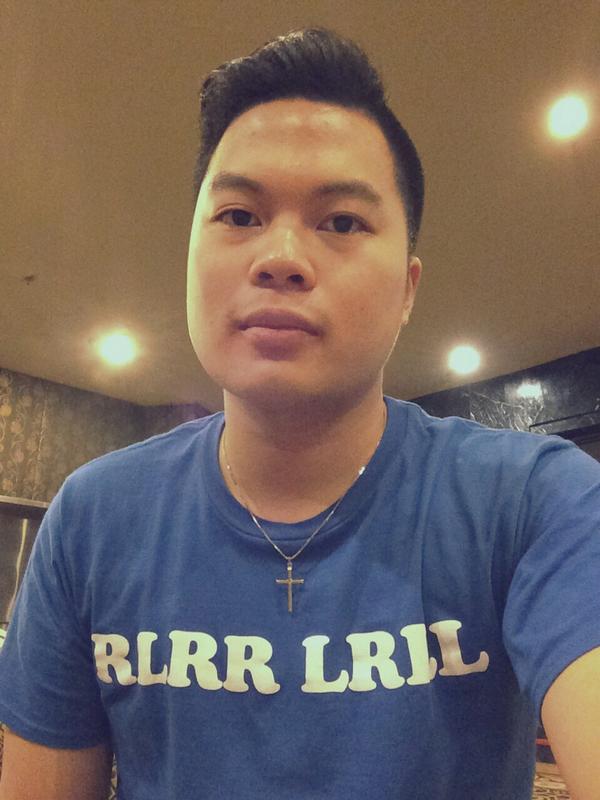 echasoemantri's tweet photo. Manggung habis ini pakai #EShirt. :) http://t.co/bJ63I5zT62