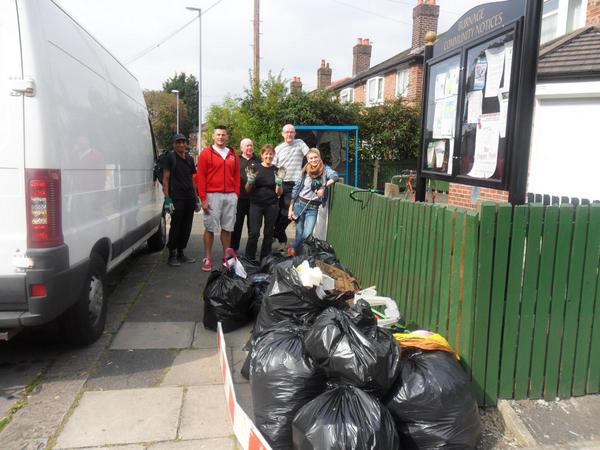 12 people, 2 hrs and 20.5 bags of litter weighing >55kg removed from footpaths nr Burnage Station today #UKCleanUpDay