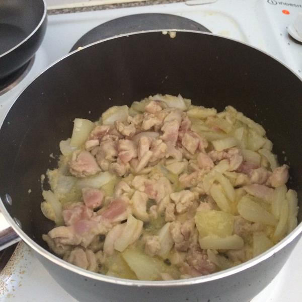 EllaaMariee's tweet photo. Cooked Creamy Chicken &amp; Sausage Pesto Pasta for late lunch lol 💩 #chefella haha http://t.co/O9p34xq68P