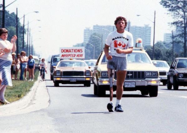 sabiastuque_'s tweet photo. Terry Fox corriendo en su maratón por la esperanza por Canadá en 1980. Corrió 143 días hasta morir http://t.co/DzXZ9HF8vg