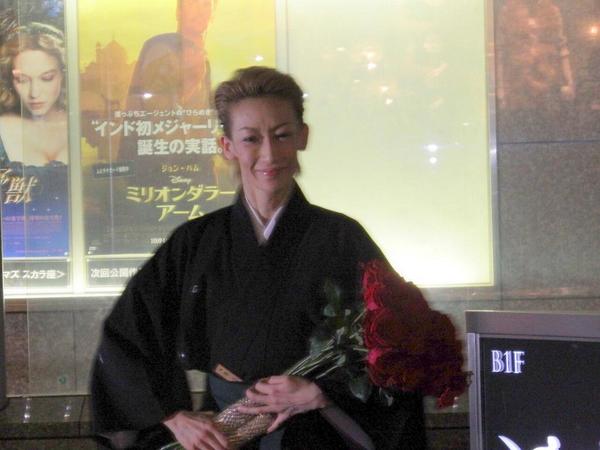 石榴 雪組千秋楽 退団者出 未涼亜希さん 最後の挨拶はいつも通りお手紙を高速回収するような段取りでした まっつさんなりのファンへの気遣いと取りました いつも通りすぎて涙ぐむ暇ももらえませんでした 笑 お疲れ様でした Http T Co 石榴 雪組千秋楽 退団者出 未涼亜希さん 最後の挨拶はいつも通りお手紙を高速回収するような段取りでした まっつさんなりのファンへの気遣いと取りました いつも通りすぎて涙ぐむ暇ももらえませんでした 笑 お疲れ様でした Http T Co