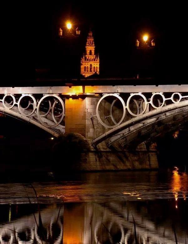 _Paisajes_'s tweet photo. Buenas noches desde la capital hispalense! :) http://t.co/X2bMwR8GEI