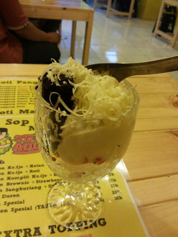 BudyLovit's tweet photo. Br buka @SopDurenADDICT di jatiwaringin....lsg nyobain yg menu sop duren +brownies...#recommended http://t.co/vAP2OR92xC