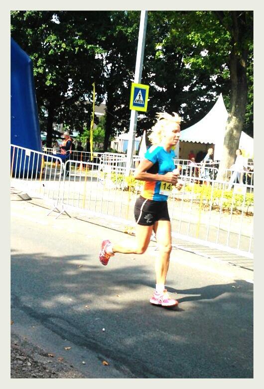 Hunzerunners's tweet photo. De finish van Clara http://t.co/gLmoWoa745