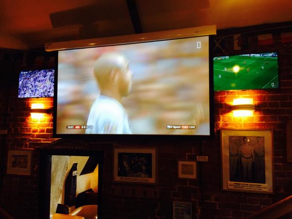 JagexDorando's tweet photo. Watching 3 games of football, who says men can't multitask? :p #birvlee #arsvsmanc #celvabd http://t.co/vhTv7RNhte