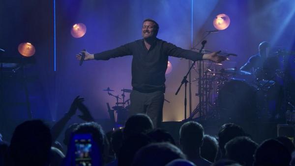Boring housework is eased by losing myself in this lovely person's performance@Guy_Garvey #elbow