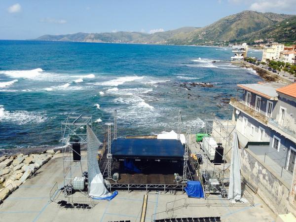 VIVIAMOCILENTO's tweet photo. Su questo palco qui ad #Acciaroli stasera salirà @RoyPaci http://t.co/w8UrDX4MFP