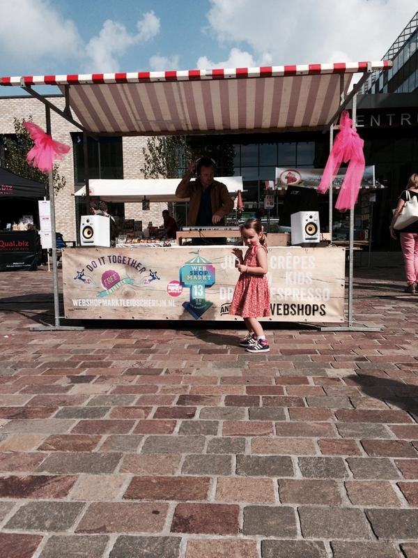 De DJ maakt er een feestje van, er wordt ook druk gedanst :)