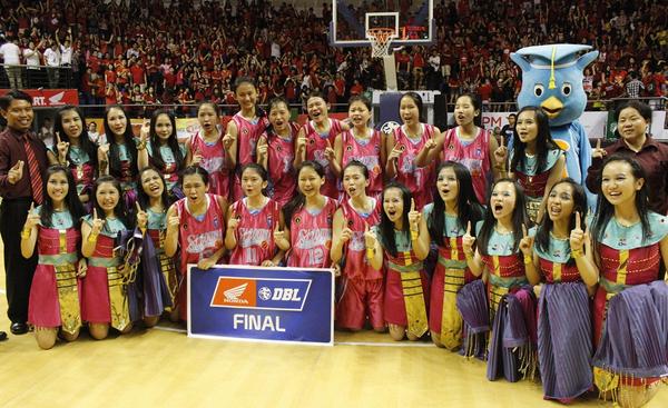 dblindonesia's tweet photo. Selamat tim basket putri @stlouissby berhasil ke Babak FINAL #HondaDBL2014 #EastJavaSeriesNorthRegion http://t.co/rDR3Bo7JdS