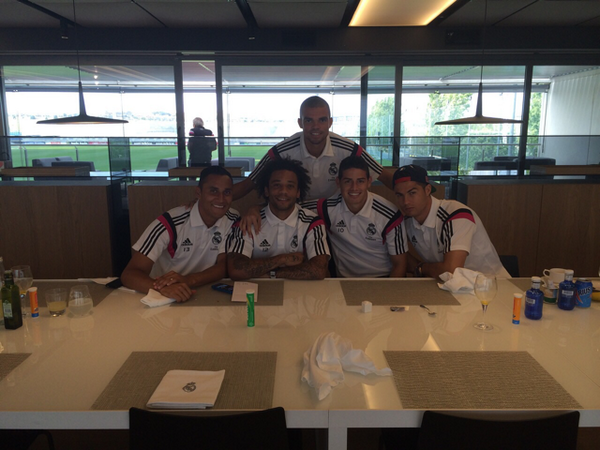 Cristiano's tweet photo. Ready for the game #HalaMadrid @officialpepe @jamesdrodriguez @12MarceloV @NavasKeylor http://t.co/WeU7xf3ArY
