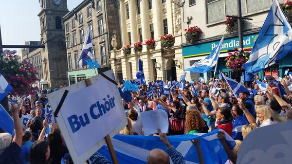 The sheer support is overwhelming here in Inverness. We won't be outdone by Glasgow or Edinburgh 😉 #indyref #voteYES