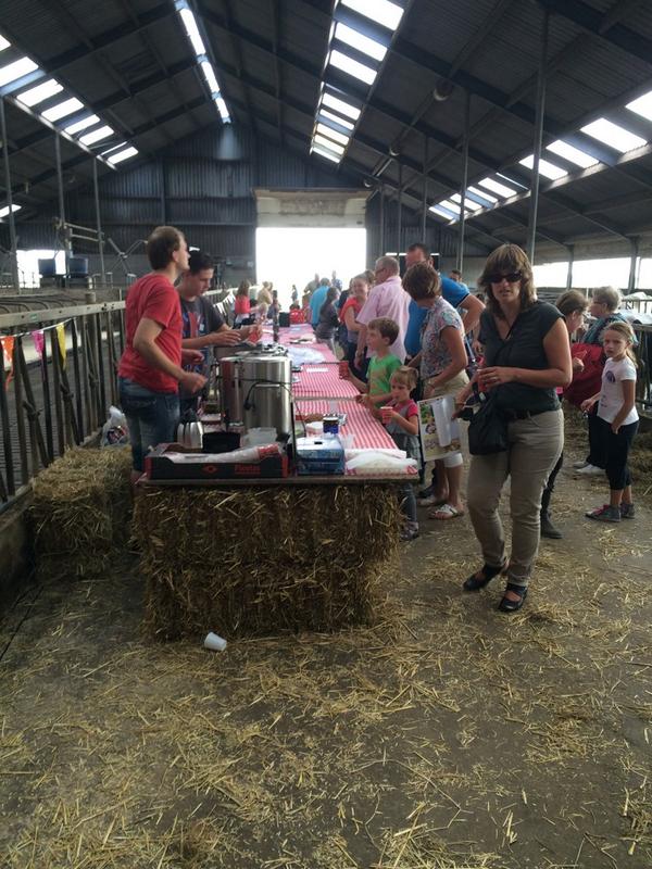 duurzaamvlees's tweet photo. Volop actie bij boerKlaas in Nieuw-Lekkerland! Staldeuren wagenwijd open om dialoog boer-burger te bevorderen! #WvhV http://t.co/WBLAovplsI