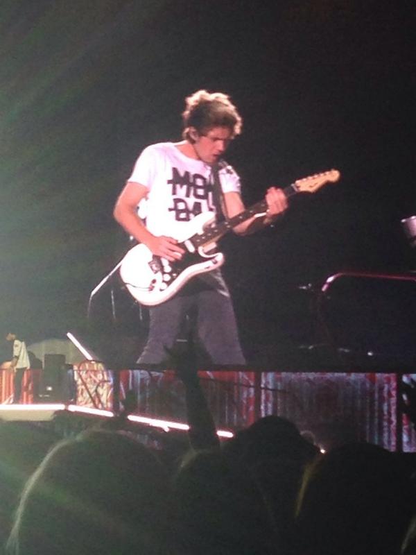 ReaLiamPayne's tweet photo. Happy birthday to this hottie 😍 @NiallOfficial http://t.co/uh0w6kxatT