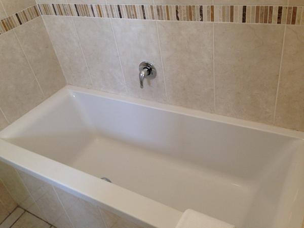 RonberryHotel's tweet photo. @RonberryHotel bathtub. http://t.co/m3ij5w3SAF
