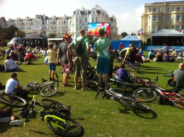 Crowds in #Eastbourne watch the <a href="/TourofBritain/">Lloyds Tour of Britain</a> on a big screen as it heads relentlessly towards #Brighton.