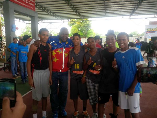 Inicio del juego Basquet caimanera comunal en Buroz.