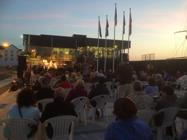 EimearMcA's tweet photo. Great atmosphere on the quayside for The Dunbrody Fleadh Cheoil Experience. Sharon Shannon about to preform. #KSS14 http://t.co/R98jeYSAYB
