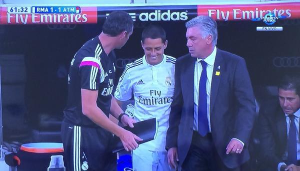 Antag0nic0's tweet photo. El Chicharito sonrió al entrar al campo y dejó de haber crisis económica en España. http://t.co/A6k4vfLlzE