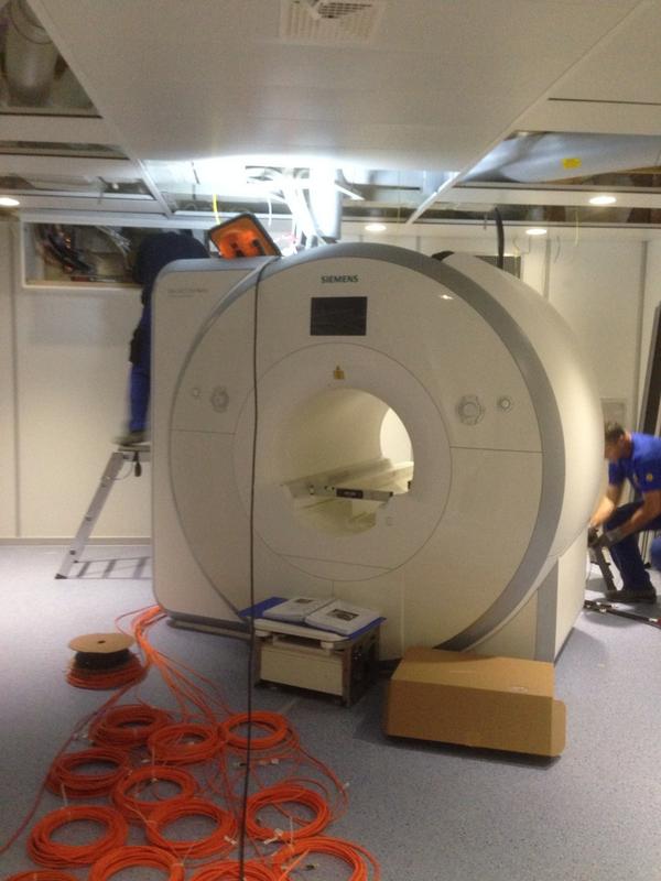 RontgenSos's tweet photo. Va liten den är vår nya magnet. http://t.co/9EJcDlwpKU