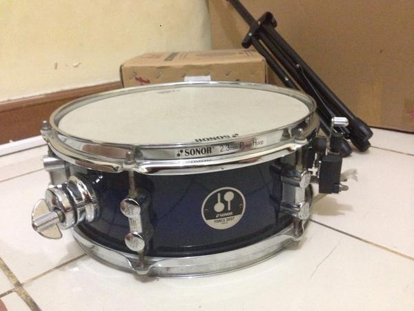 FathanMasaki's tweet photo. WTS snare sonor force 3007 12" kondisi head drum robek, jarang dipake jadi agak berkarat 1 jt + softcase @DrumBagus http://t.co/Gyp5oXH6WD