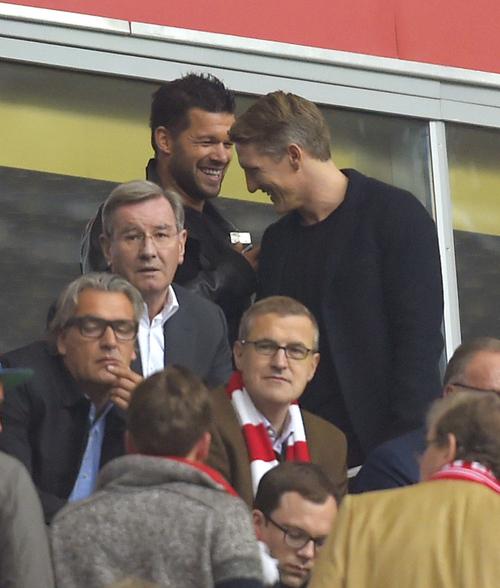 BxbChkJCQAAQkCT.jpg:large