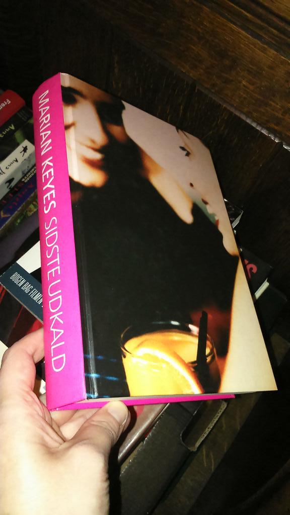 Casbo28's tweet photo. Hi @MarianKeyes, I'm in Copenhagen (the one off Bergen), and I've found one of your books :-) #pretty #inDanish #Tak http://t.co/aYWMekj34M
