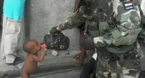 La foto de un soldado que da de beber a un niño en Haití emociona a los internautas antena3.com/noticias/mundo…