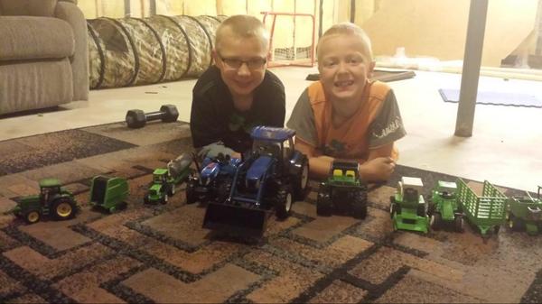 MrsKurbis's tweet photo. @lburka13 A major farming operation has begun in my basement. #25balessofar http://t.co/7LqwFjQSPb