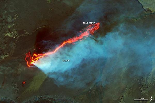 Iceland's erupting volcano looks absolutely stunning from space bit.ly/1lZoXdb Via @voxdotcom