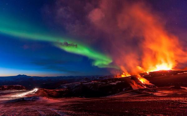ChloeNabedian's tweet photo. Incroyable photo  !! Éruption du volcan en Islande avec des aurores boréales venant de l'éruption de solaire @itele http://t.co/XWibmShJzJ