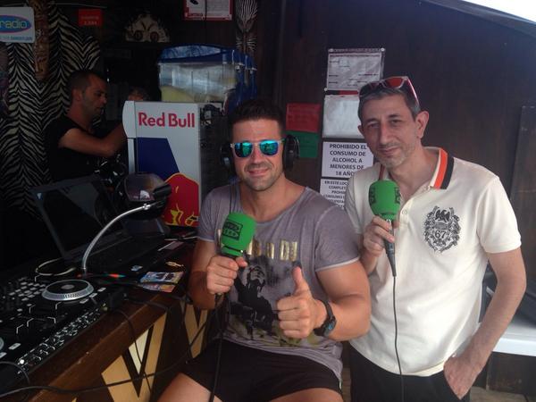 MadagascarXirin's tweet photo. En directo con @FunRadioGandia #JavierLledo &amp; @sergio_citrix . En estos momentos @robertosansixto in session 🙌🙌🙌 http://t.co/3sZV74UzT6