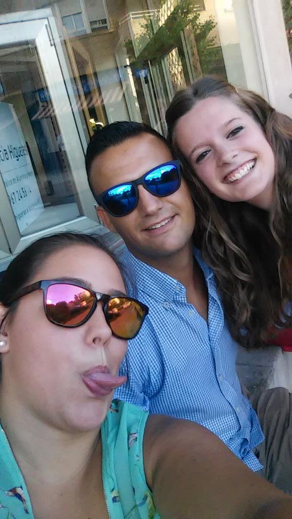 PineroCsh's tweet photo. Mari, wishky hielo y lo q haga falta jajaja @AndreaGonVal @MariaRamosC95 http://t.co/5mcsrAq3Ib