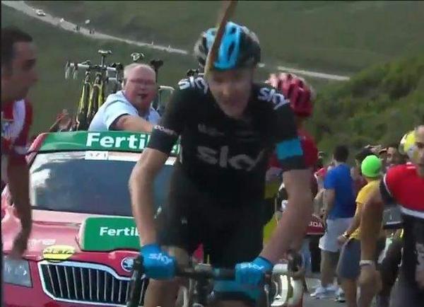 SportSocialClu6's tweet photo. ¡lamentable hecho!
Lanzan un palo a Chris Froome a la cabeza en plena ascensión #Vuelta2014
http://t.co/0BaKEOCiQP http://t.co/R1NgcUDsw7