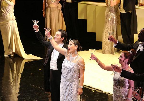 ceciliasotog's tweet photo. “@LAOpera: Tonaiht #LAOTraviata #OpeningNight #operaball2014 http://t.co/OBTaqw4pbw”/ El guapo es el hermosillense @ChaconCruz