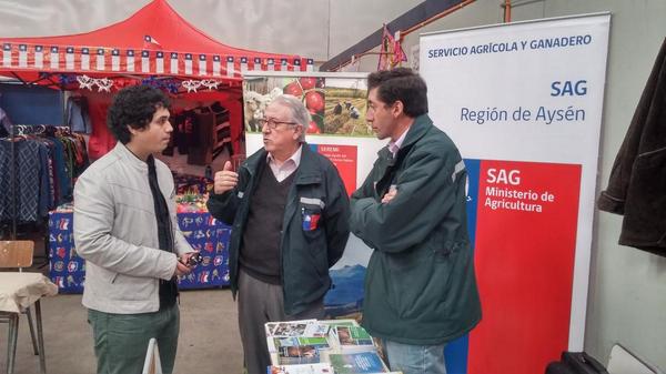 En Feria Libre de #PuertoAysen resolvemos todas tus inquietudes !!!! #GobiernoEnTerreno @intendenciaysen