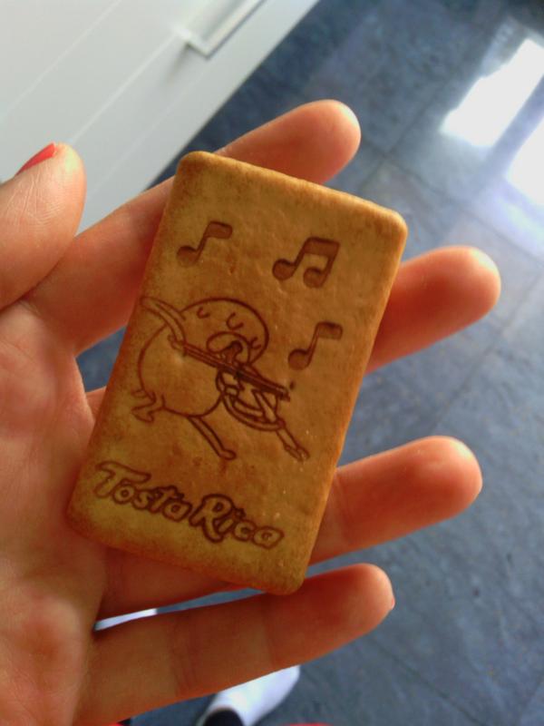 lara_723's tweet photo. Una galleta muy chaaaachi con un dibujo muy guaaaachi @juan_one92 http://t.co/limBekopyt