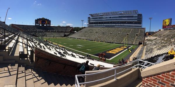 HawkeyeFBNotes's tweet photo. Perfect day for football. 2 hours until kickoff. #securethestate #hawkeyes http://t.co/HsKDHVX0KR