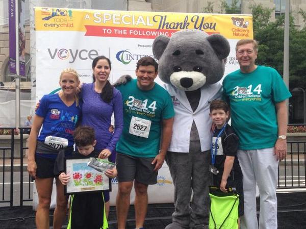ChildrensNatl's tweet photo. Who raised the most for #RaceforEveryChild? @BretBaier, shown here with family http://t.co/VitasOBwGl