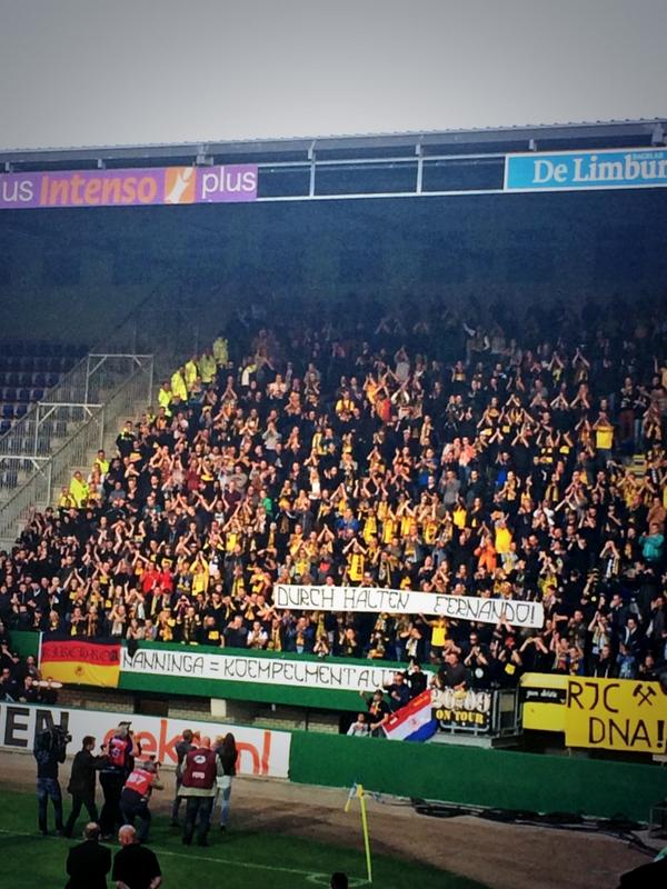 roberthusken's tweet photo. Kippenvel: het (bomvolle) uitvak met Roda-fans steunt Fortuna-icoon Fernando Ricksen (#ALS). Zo hoort het! #forrod http://t.co/OOcSauD2Or