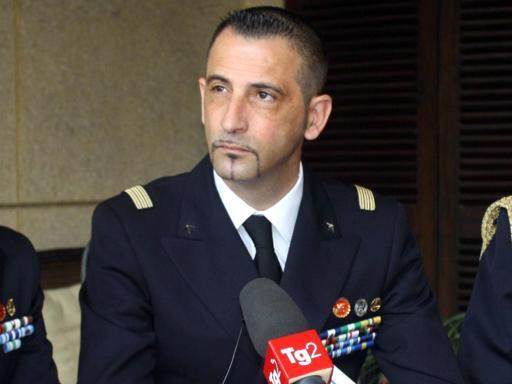 Marò, Latorre atterrato in Italia: a casa  4  mesi per curarsi  
 goo.gl/or4Sen