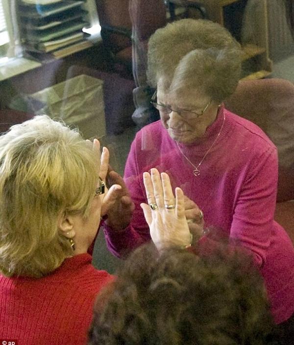 Þegar vinkonur þínar komast inná B5 en ekki þu og þú sérð þær í glugganum