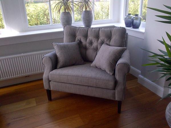 Speciaal op maat gemaakte meubelstukken uitgeleverd, zoals de prachtige tv-wandmeubel en de Engelse Love-Seat.