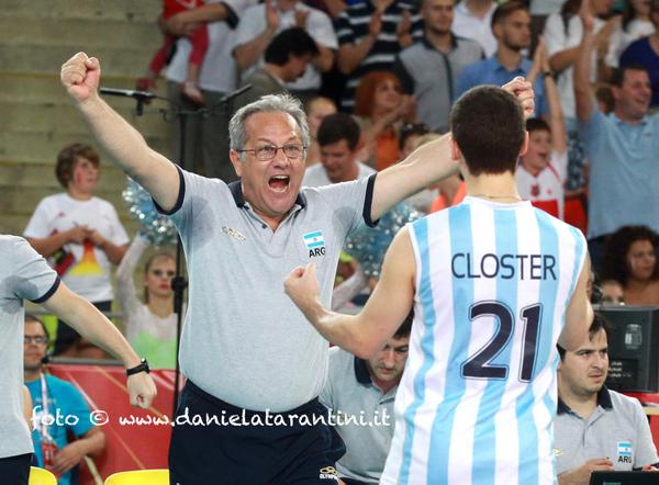 Volleyball_it's tweet photo. Uno come Julio Velasco lo vorremo presidente della FIPAV… ma si diverte ancora troppo a fare l'allenatore http://t.co/bY7X0pCpCs
