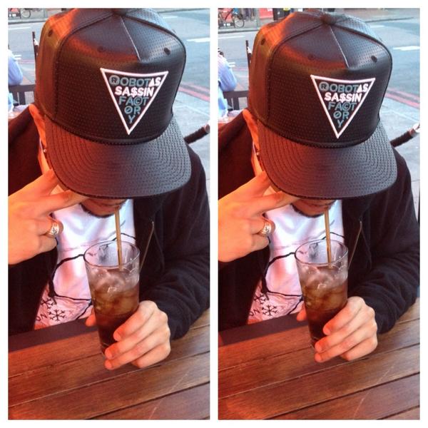 Robot_A_Factory's tweet photo. “@JadeDragonMusic: @Robot_A_Factory Vs Dragz http://t.co/IAvd5E1Yvo” #becoolsavetheworld ✌️