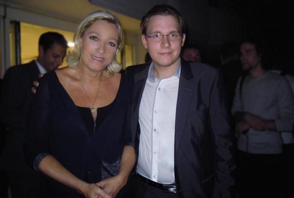 rth_el's tweet photo. Un autre souvenir de cette #UDTFNJ : #FN #FNJ @FN_officiel @FNJ_officiel #France @MLP_officiel @ElyseeMarine :) http://t.co/98YEZ4YoPv