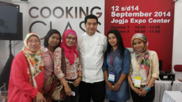 VeronicaSulasmi's tweet photo. #jogja ketemu chef vindex di Food Jogja Expo JEC @JogjaUpdate http://t.co/T3bdS222fj
